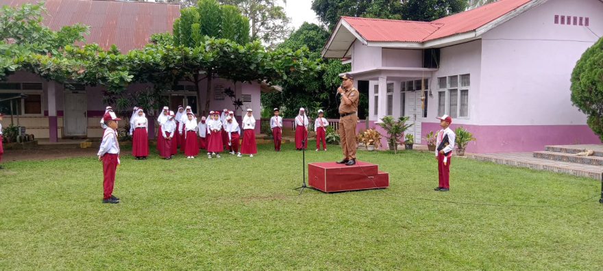 Wali Nagari dan Sekretaris Nagari Mungo Jadi Pembina Upacara Hari Pertama Sekolah, Titipkan Pesan Pendidikan Karakter kepada Generasi Muda